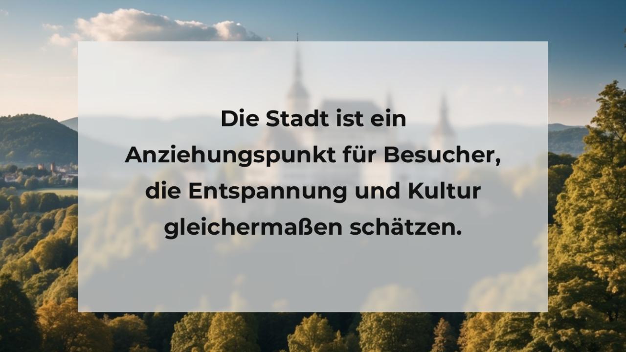 Die Stadt ist ein Anziehungspunkt für Besucher, die Entspannung und Kultur gleichermaßen schätzen.