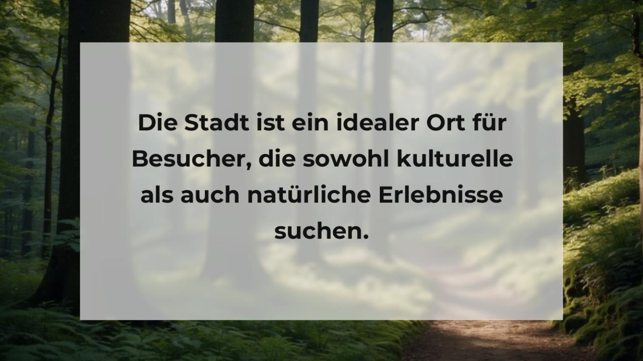 Die Stadt ist ein idealer Ort für Besucher, die sowohl kulturelle als auch natürliche Erlebnisse suchen.