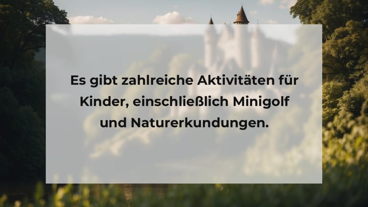 Es gibt zahlreiche Aktivitäten für Kinder, einschließlich Minigolf und Naturerkundungen.